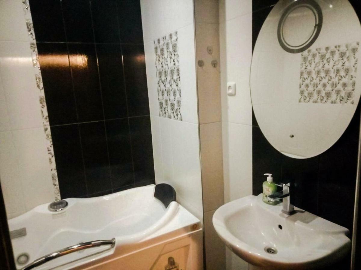 Luxury Apartment With Jacuzzi On Republic Square Yerevan Luaran gambar